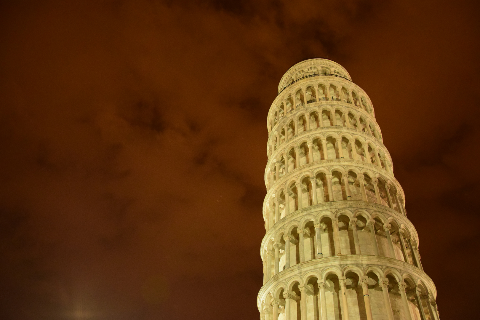 Der schiefe Turm bei Nacht