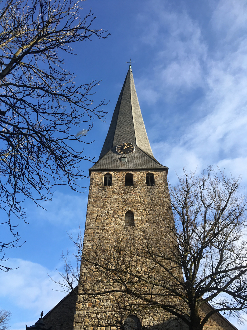 der schiefe Turm der St. Georg Kirche