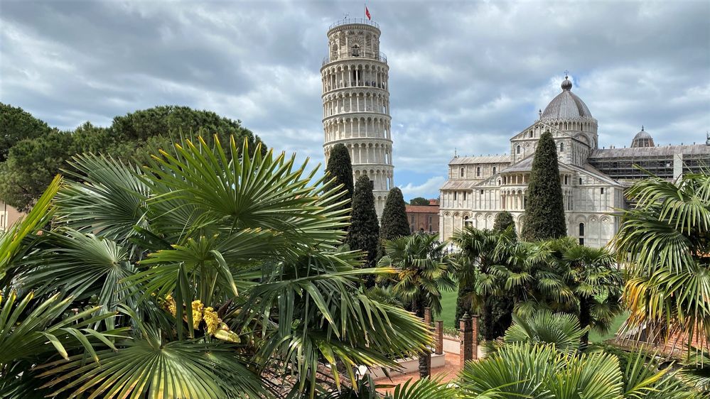 Der "Schiefe Turm" im Garten