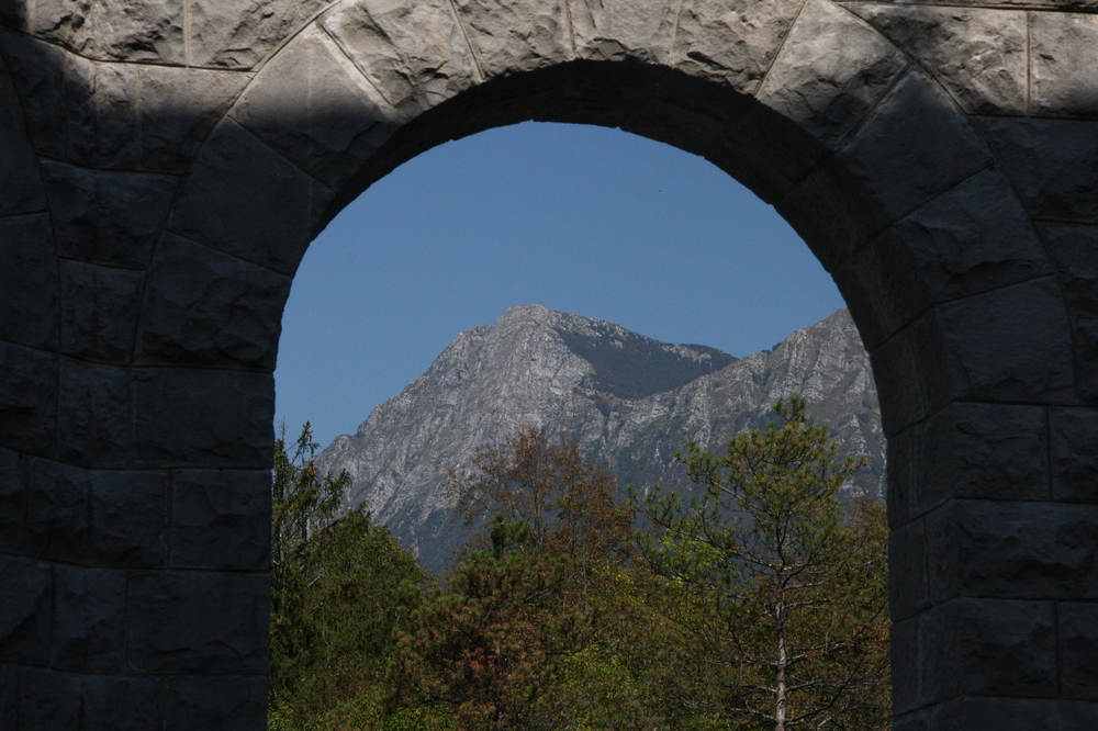 Der Schiksalsberg im Sonnenschein