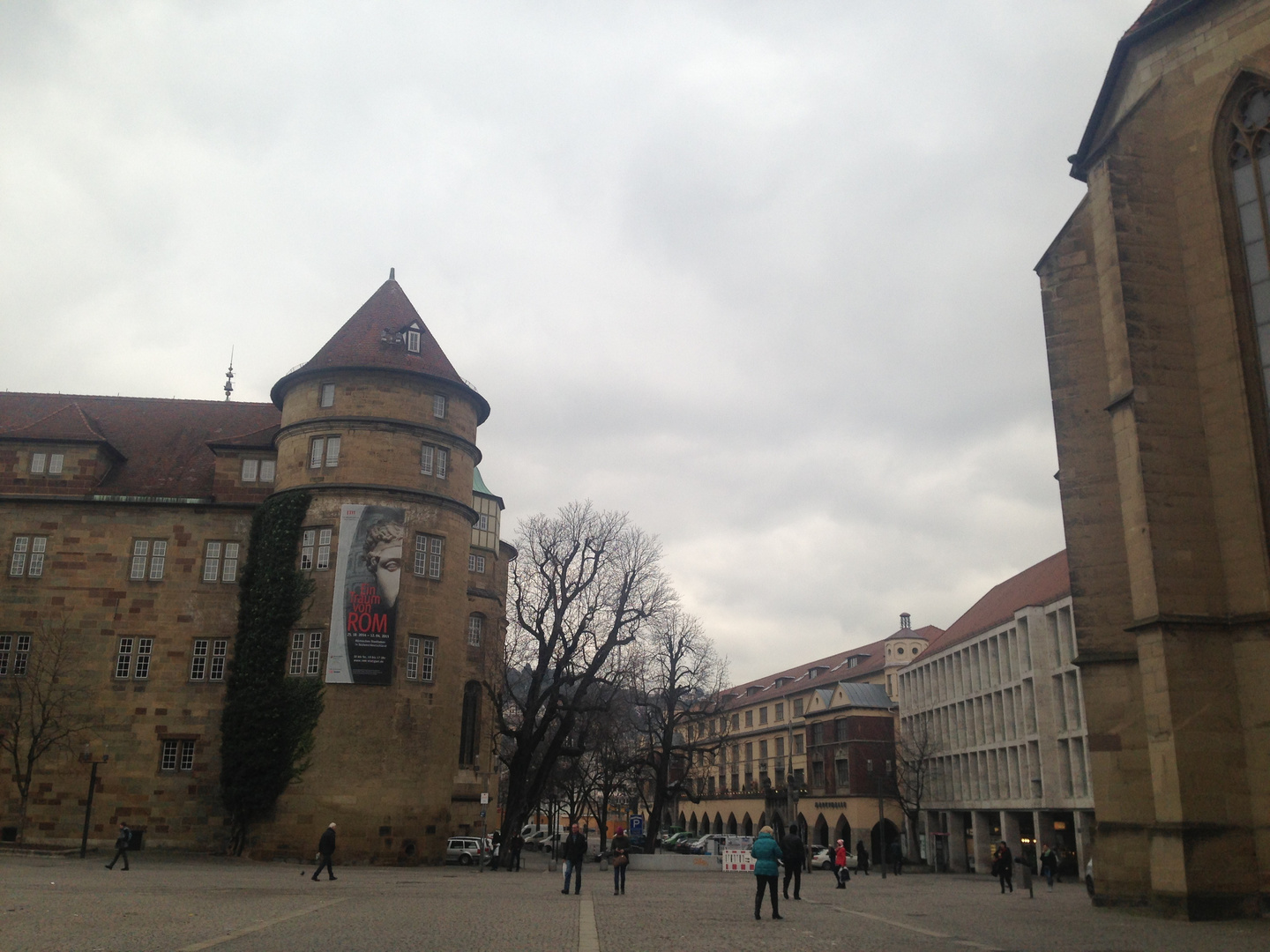 Der Schillerplatz und das  alte Schloss, recht s die Markthalle und  ein Teil der Stiftskirche