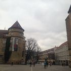 Der Schillerplatz und das  alte Schloss, recht s die Markthalle und  ein Teil der Stiftskirche