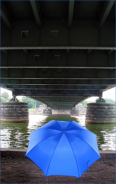 Der Schirm hängt unter einer Brücke ab und pfeift "jockey full of Burbon"!