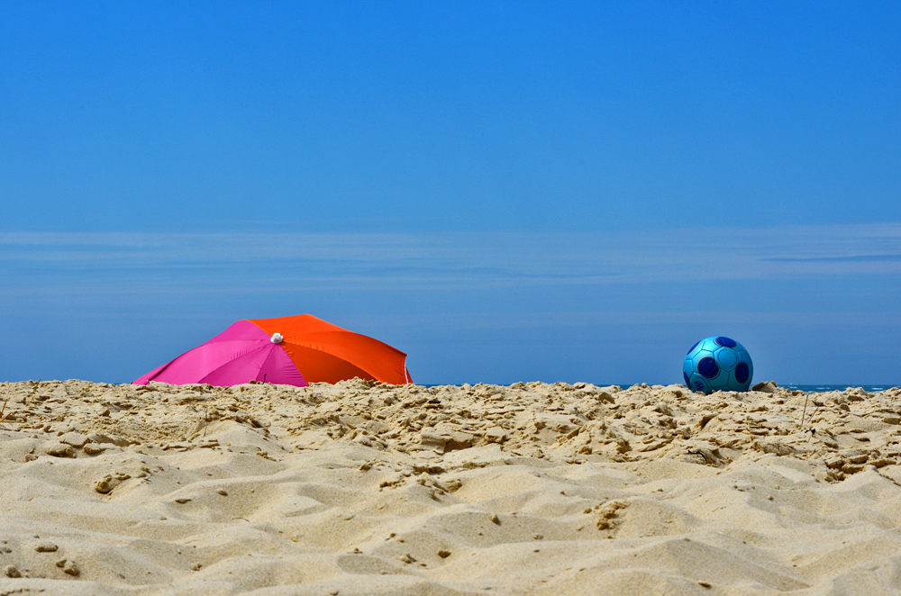 Der Schirm und der Ball oder Komplementarkontrast am Strand