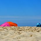 Der Schirm und der Ball oder Komplementarkontrast am Strand