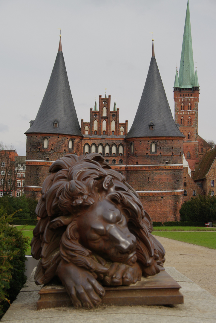 Der schlafende Löwe vor dem Holstentor