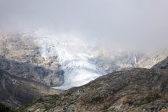 der Schlatenkees taucht aus dem Nebel auf