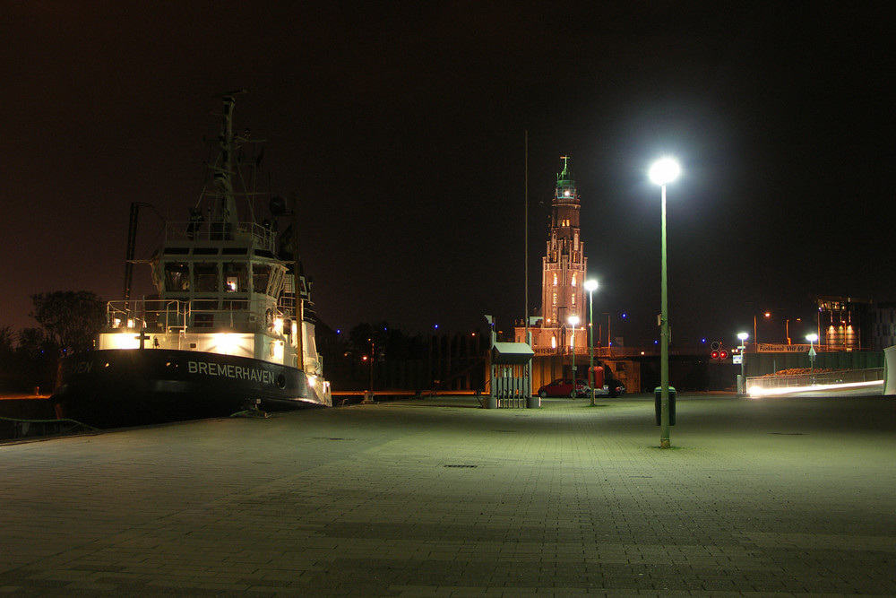 Der Schlepper "Bremerhaven" vor dem Simon-Loschen Leuchtturm