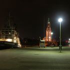 Der Schlepper "Bremerhaven" vor dem Simon-Loschen Leuchtturm