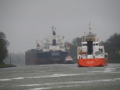 ... der Schlepper Bugsier 14 zieht das Heck des Bulkers um die Rajensdorfer Kurve