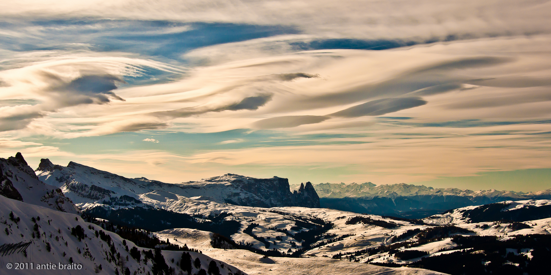 der Schlern im Abendlicht - am Himmel hängen Federwolken