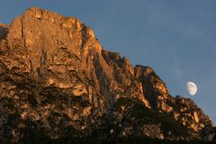 Der Schlern mit Mond bei Kastelruth Völs Sankt Valentin in Südtirol