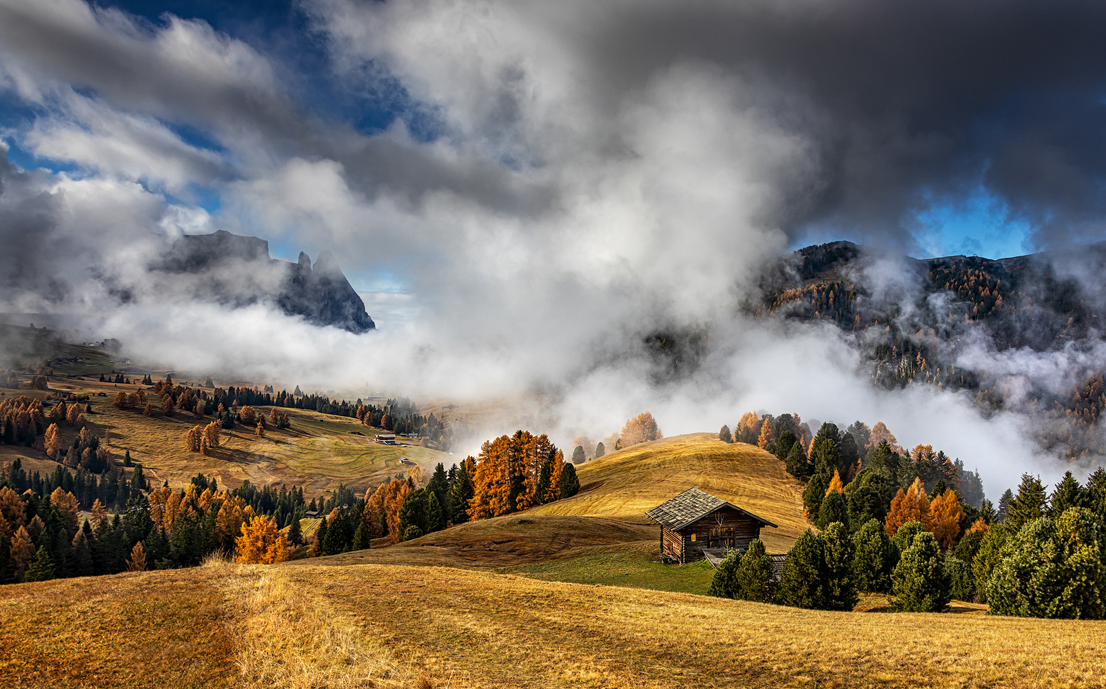 der schlern schaut aus dem nebel 