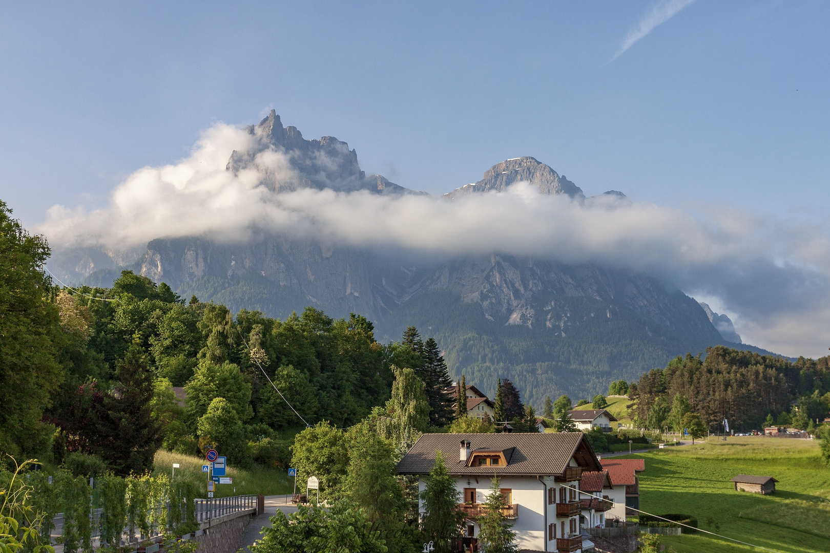 Der Schlern von Wolken umhangen.