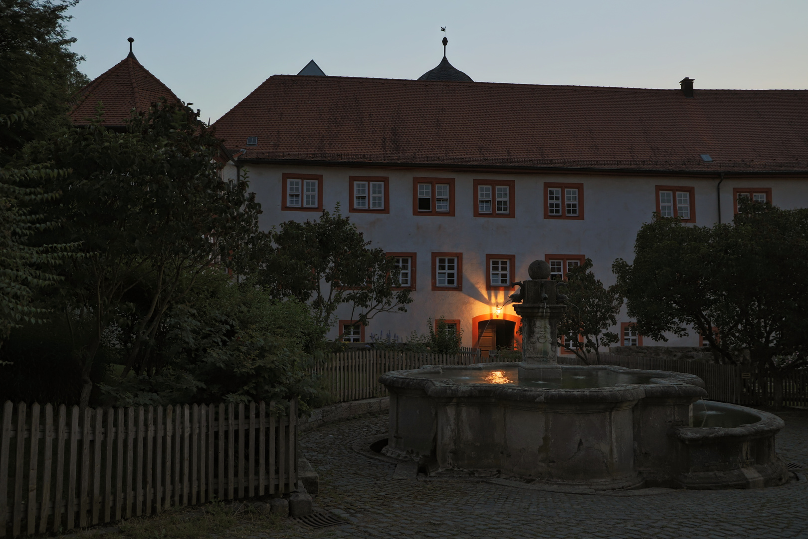 Der Schlossbrunnen und das Schloss (2019_06_26_EOS 6D Mark II_4286_ji)