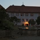 Der Schlossbrunnen und das Schloss (2019_06_26_EOS 6D Mark II_4286_ji)