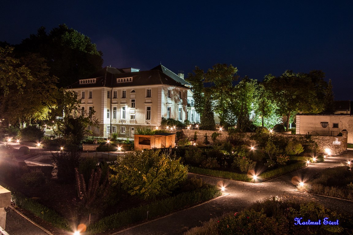 Der Schlossgarten mit Seitenansicht.