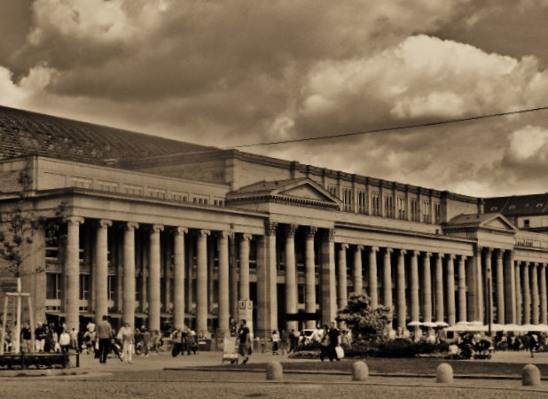 Der Schlossplatz in Stuttgart.       (  ja leider   etwas unscharf ....)