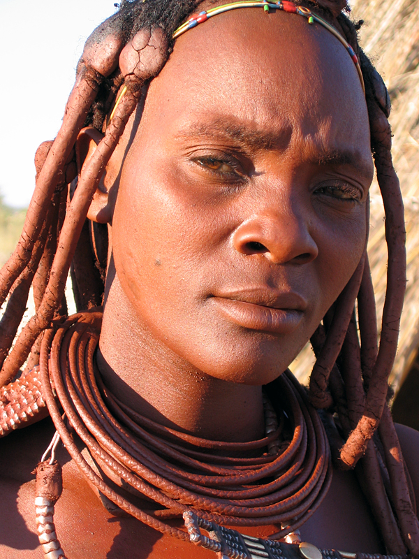 Der Schmuck der Himba-Frauen kann bis zu 12 kg wiegen