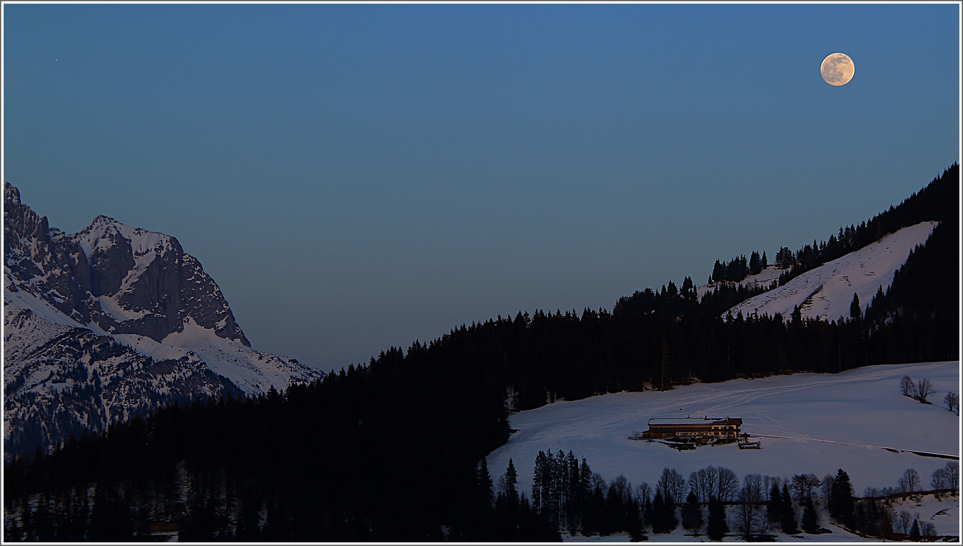 Der Schnee ist weiß, die Stunde ist blau