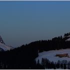 Der Schnee ist weiß, die Stunde ist blau