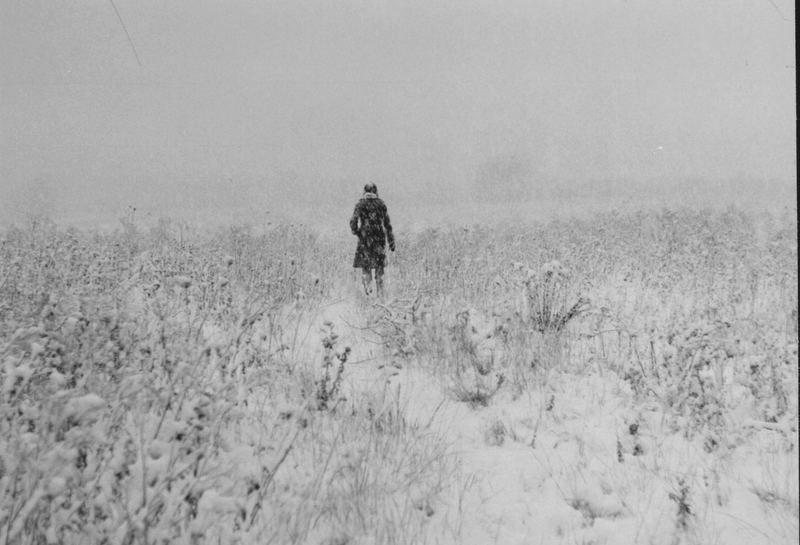 der schnee zu ihren Füßen