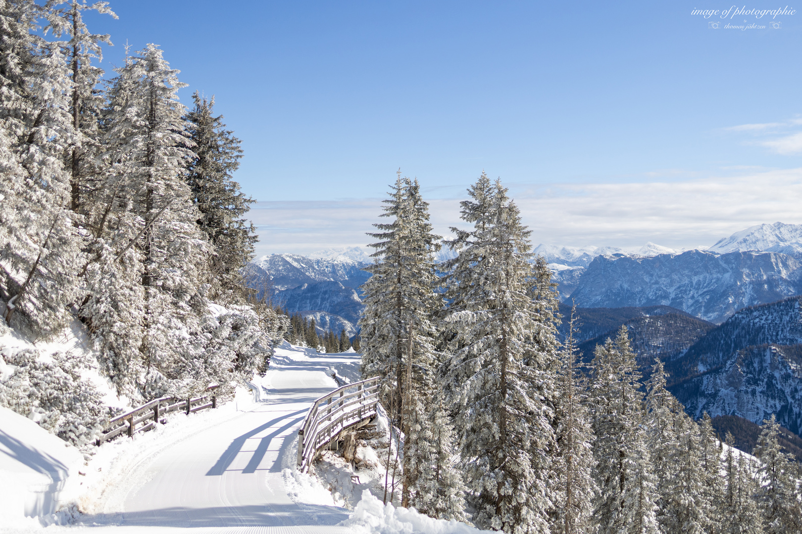 Der schneebedeckte Bergweg