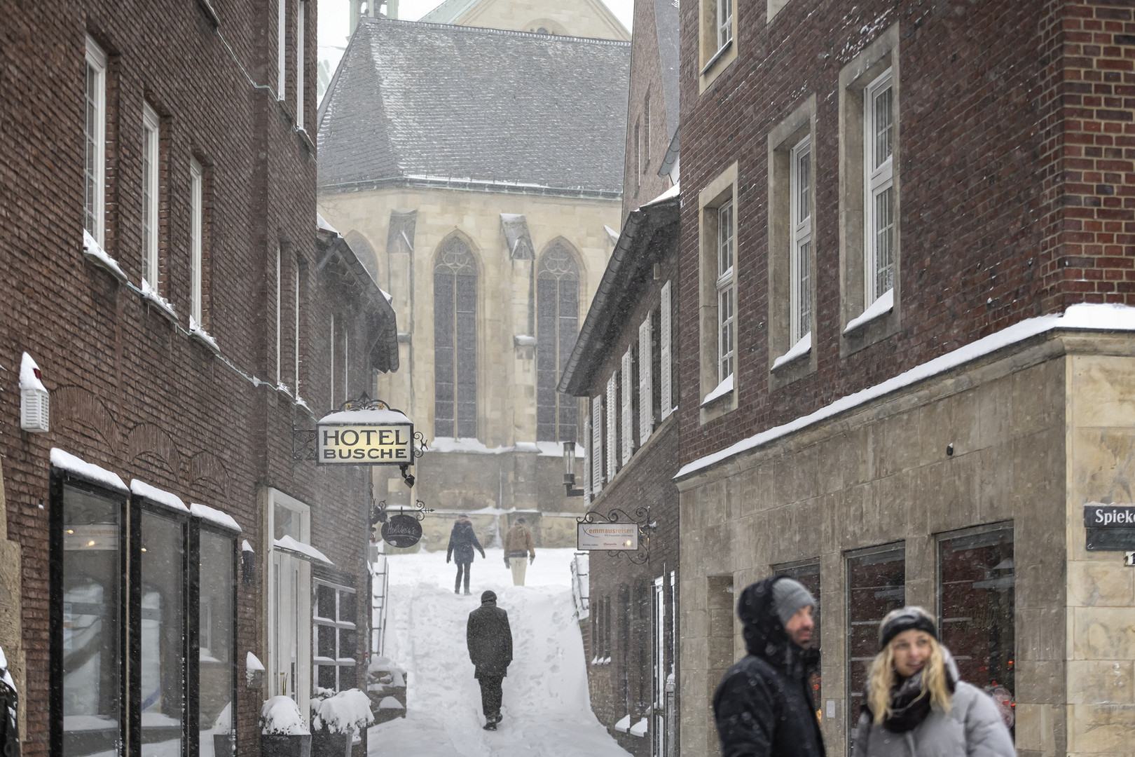 Der Schneegang zum Dom