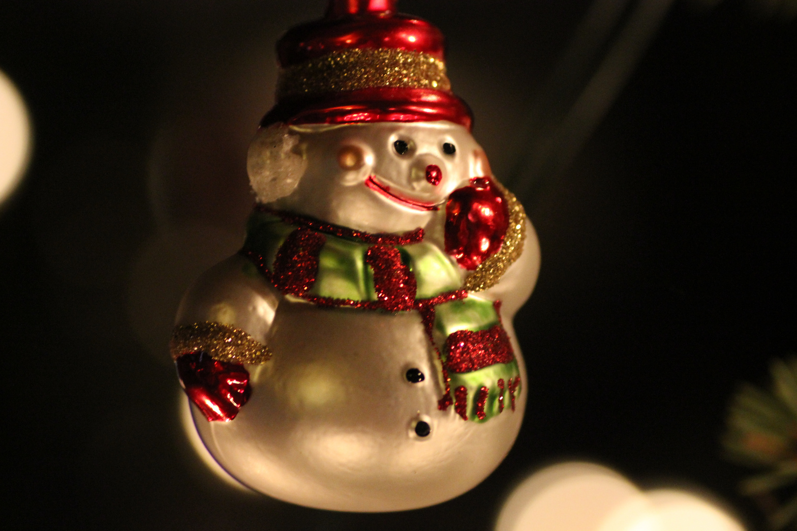 Der Schneemann am Weihnachtsbaum...