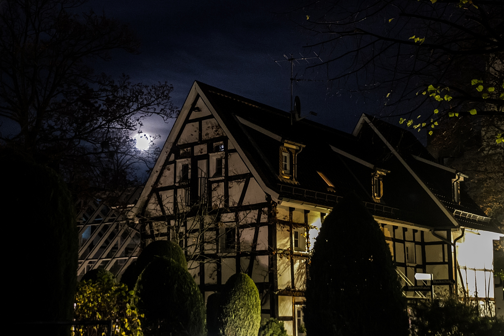 Der Schneemond über dem Malerwinkel Hotel in Bensberg