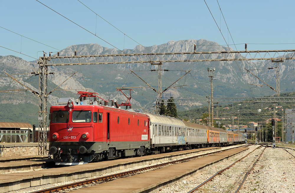 Der Schnellzug 1137 Panonija - was für ein bunter Zug!