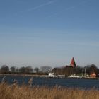 der schöne Blick zur Poeler Kirche mit Hafen und Kondensstreifen