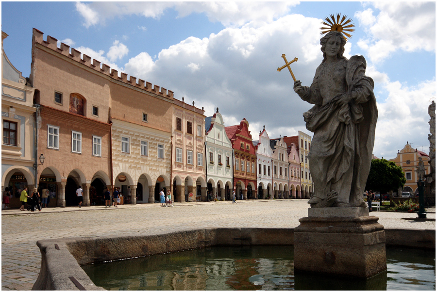 Der schöne Hauptplatz von Telc ...