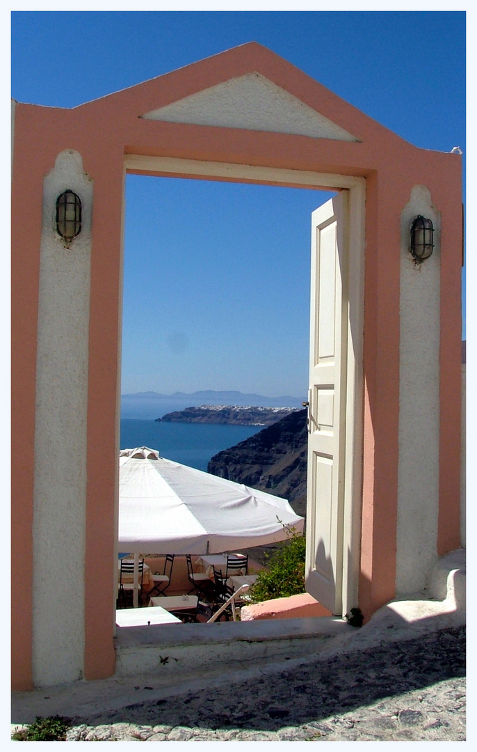 Der schöne Ort Fira mit Blick auf Oia