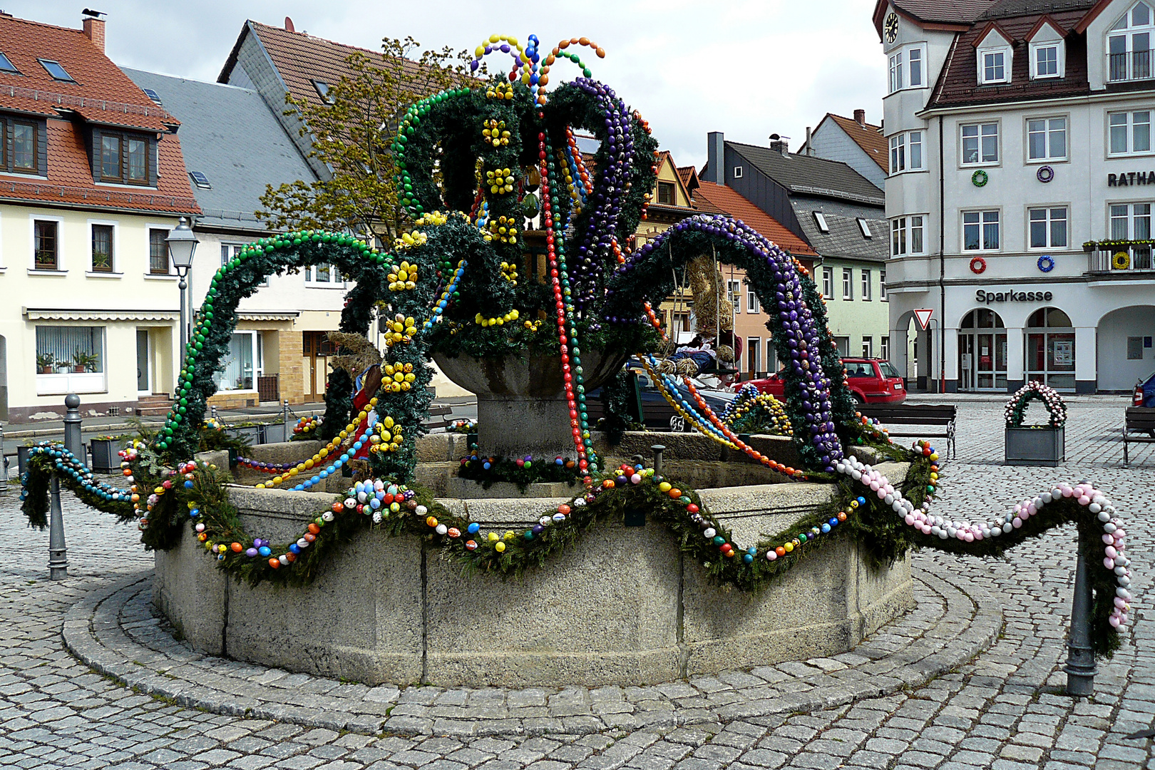 Der schöne Osterbrunnen mit den Hasen und vielen bunten Eiern 2017