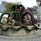 Der schöne Osterbrunnen mit den Hasen und vielen bunten Eiern 2017