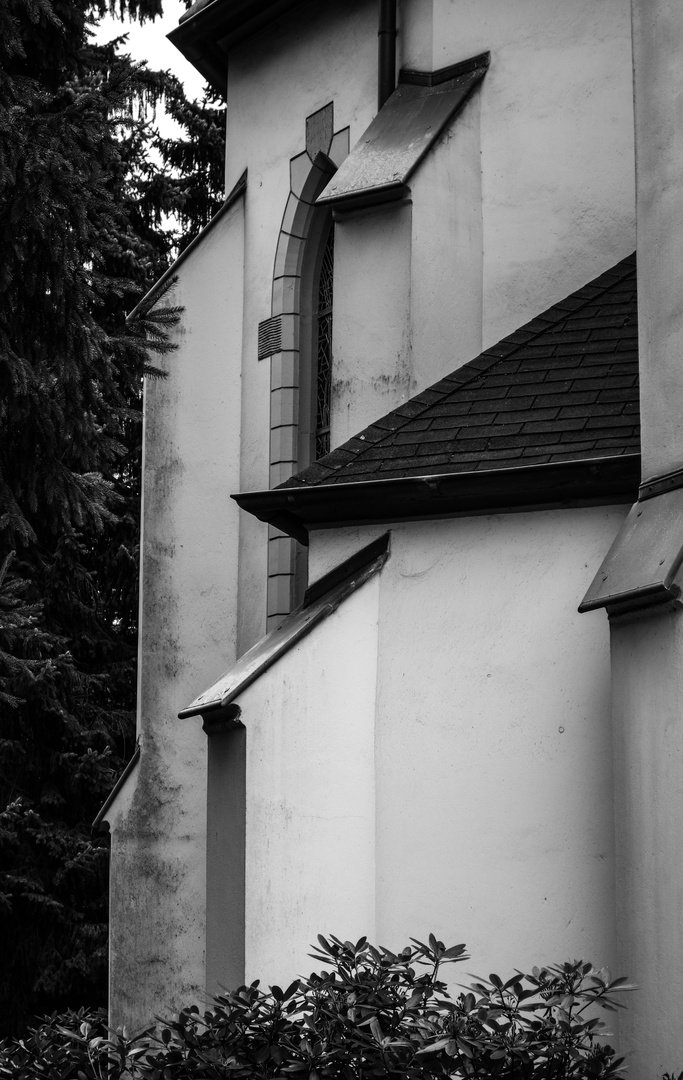 Der schöne struktirierte Rücken der Dorfkirche