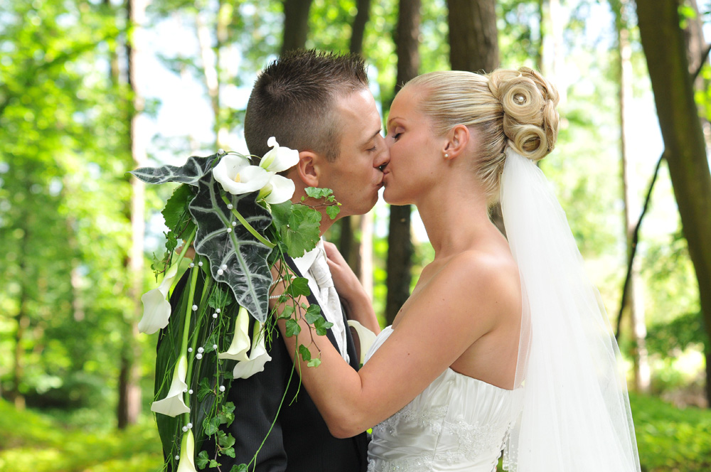 der schönste Kuss ist im Hochzeitskleid