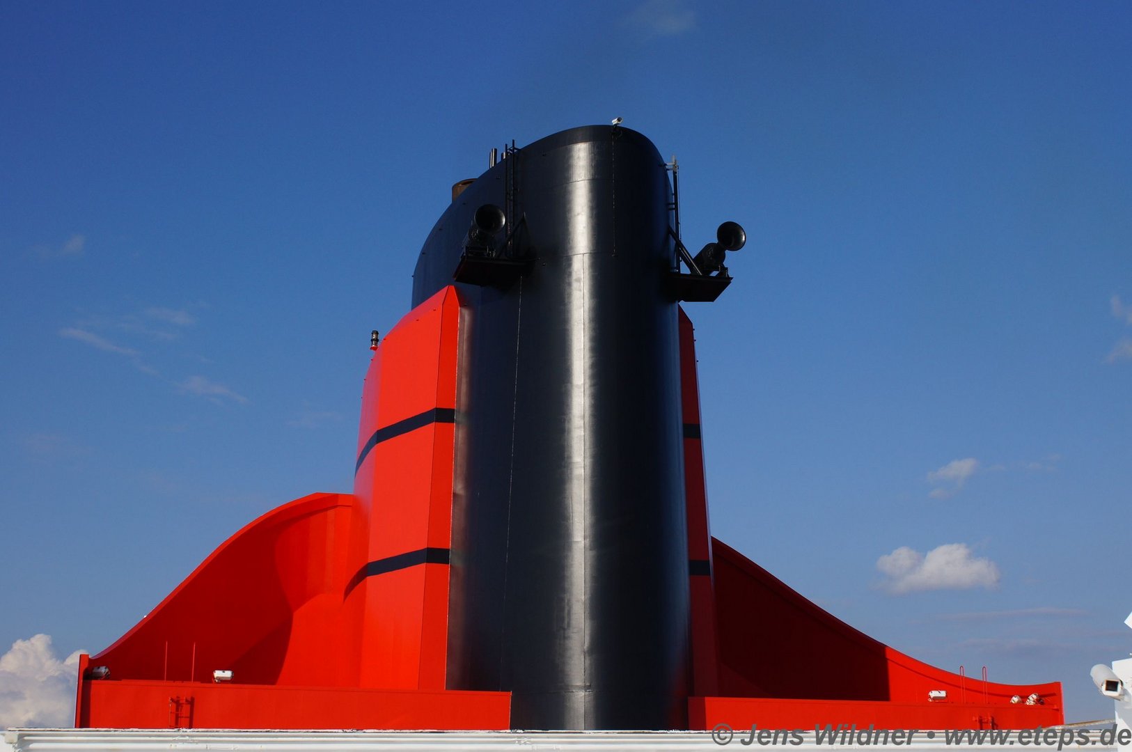 Der Schornstein von der Königin der Meere "Queen Mary 2"