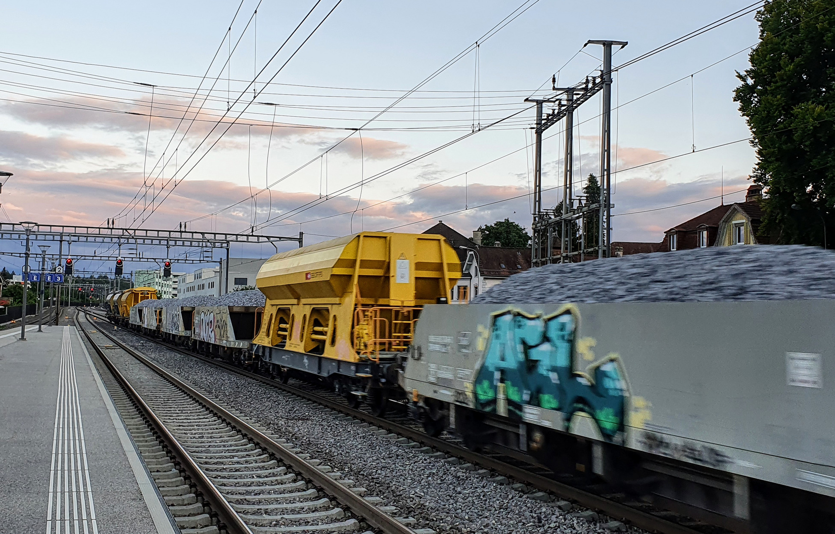 Der Schotter kommt nicht von allein auf die Baustelle