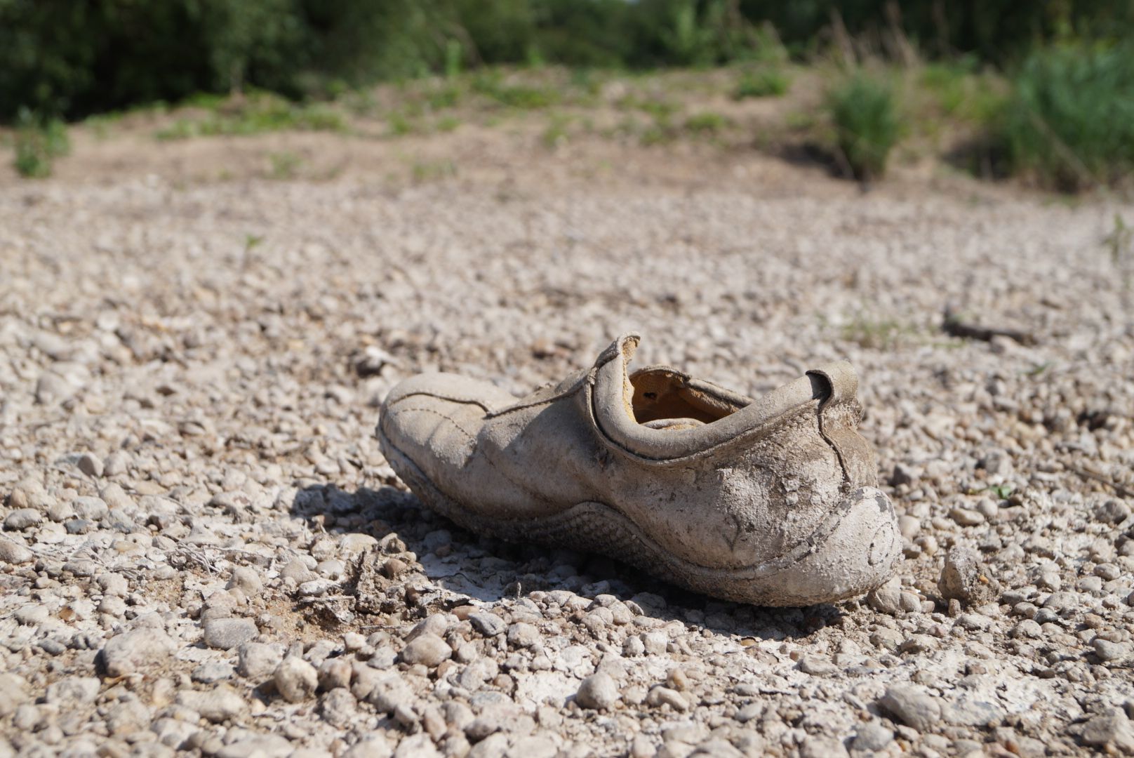 Der Schuh im Flußbett