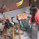 der Schuhmacher und das Maedchen auf Orchard Road