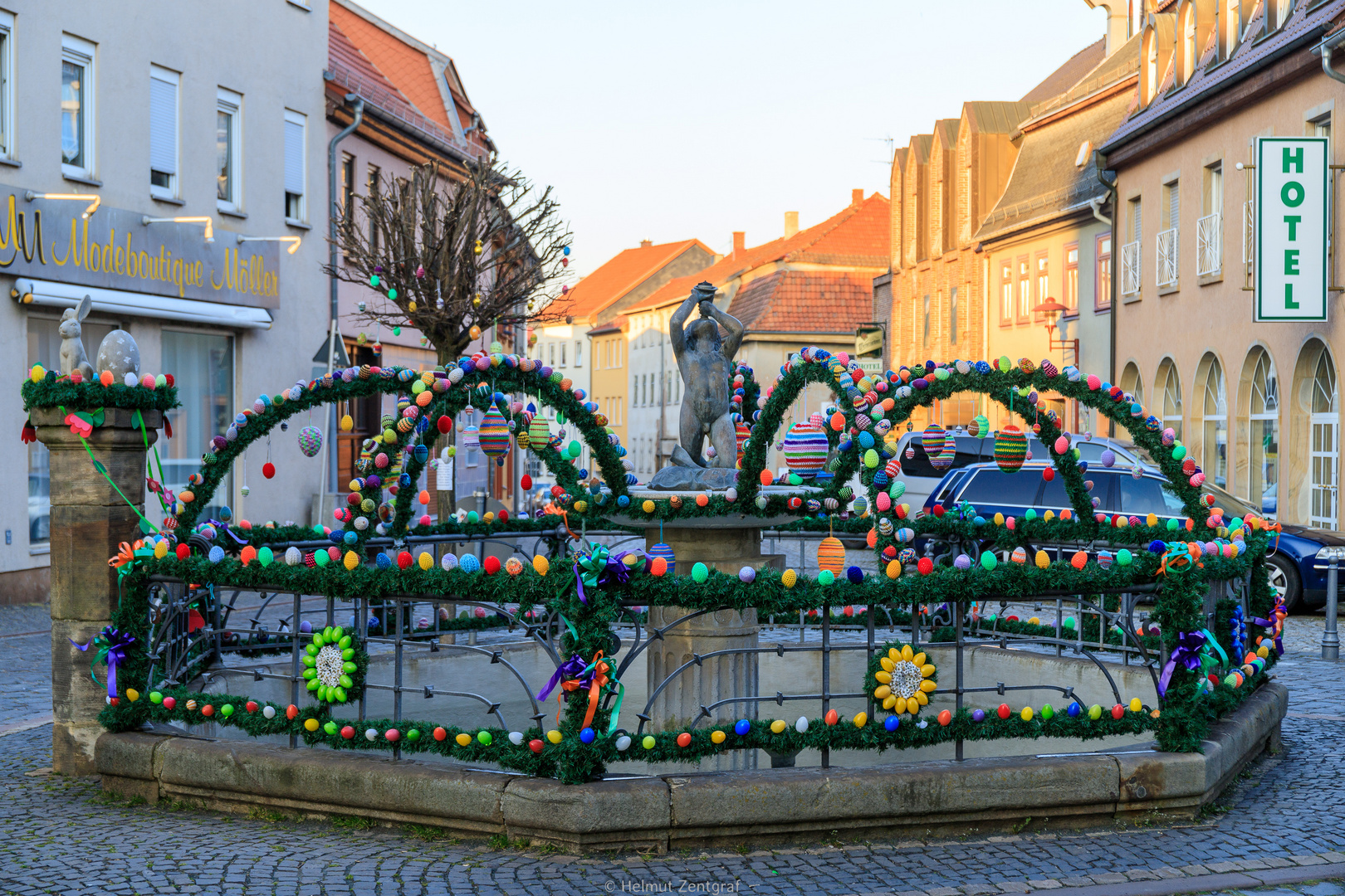 Der Schusterbrunnen in Ohrdruf mit Osterschmuck