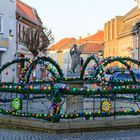 Der Schusterbrunnen in Ohrdruf mit Osterschmuck