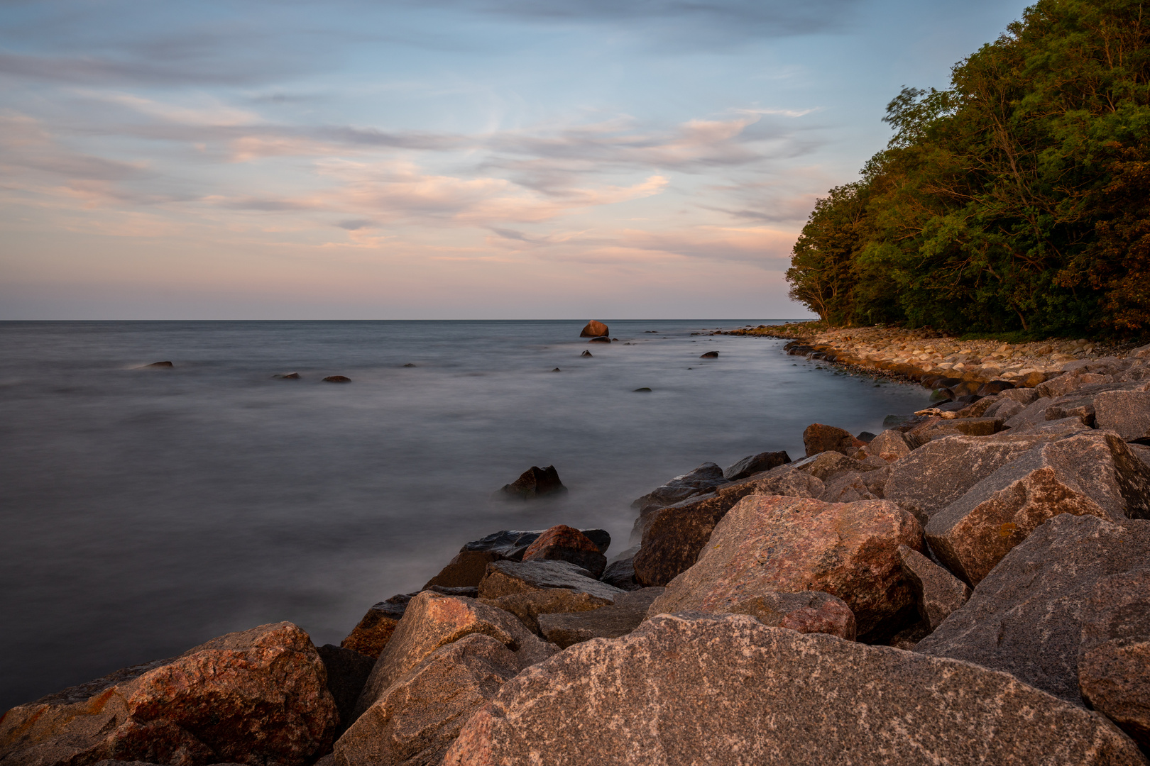 Der Schwanenstein vom Hafen Lohme (Rügen) im Abendlicht