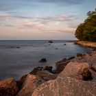 Der Schwanenstein vom Hafen Lohme (Rügen) im Abendlicht