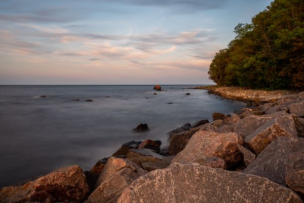 Der Schwanenstein vom Hafen Lohme (Rügen) im Abendlicht