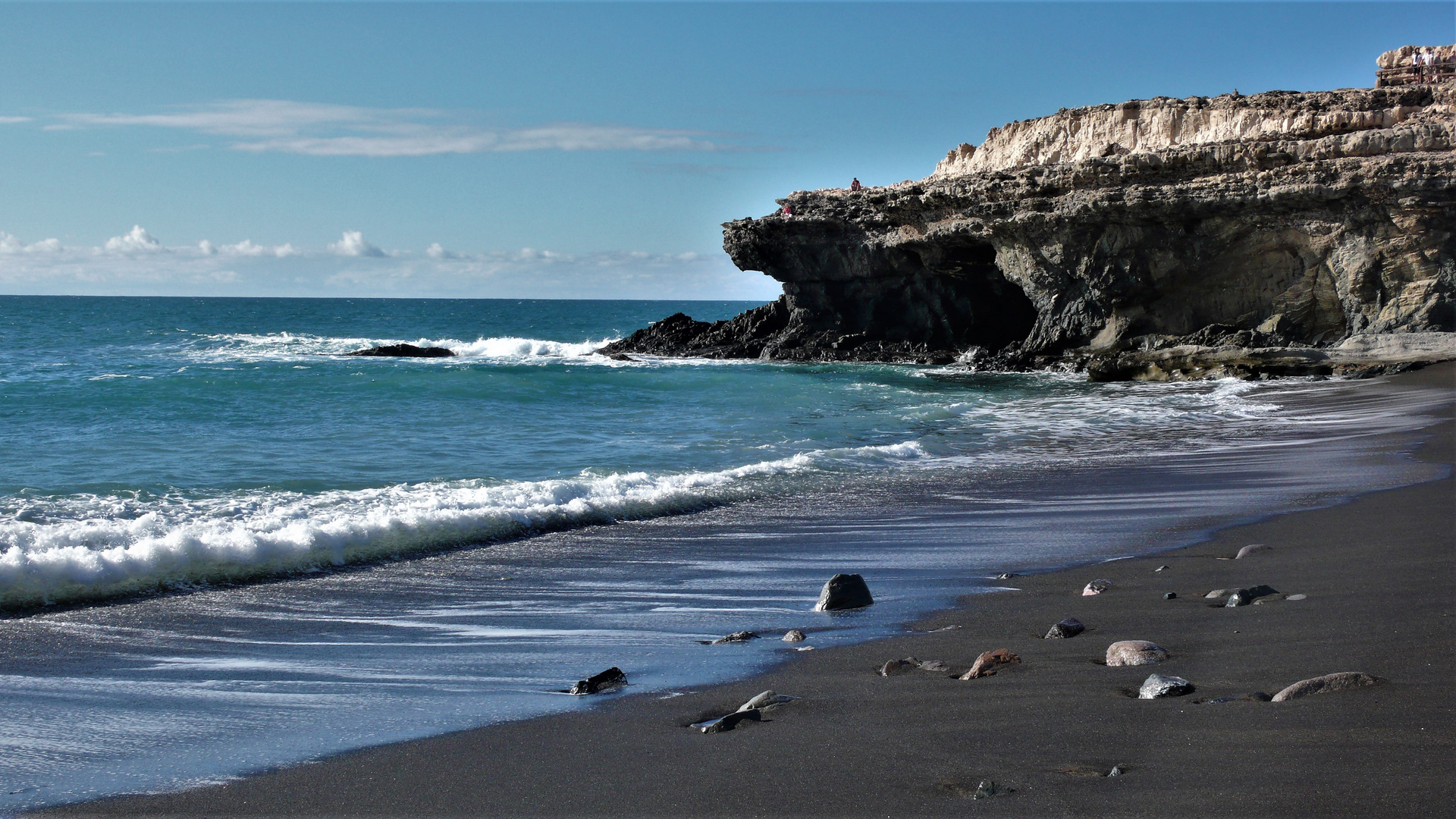 Der schwarze Strand von Ajui im Dezember