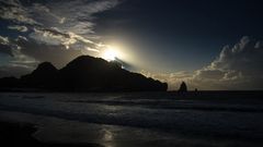 Der schwarze Strand von Vulcano zur blauen Stunde