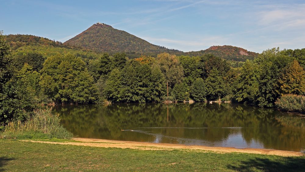 Der See beim Milleschauer in den letzten Sommertagen des September...